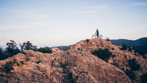 E-MTB mountain bike su collina di roccia